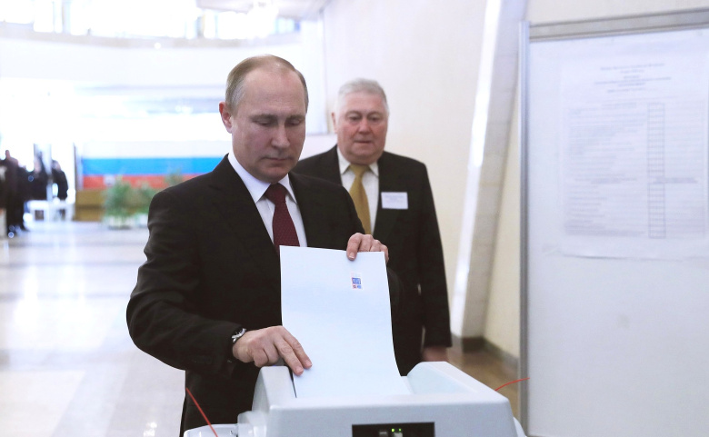 Владимир Путин голосует на выборах президента в 2018 году