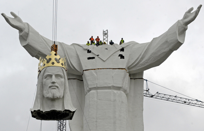 Монтаж статуи Христа Царя в Свебодзине (Польша), 2010 год. Фото: Janek Skarzynski / AFP