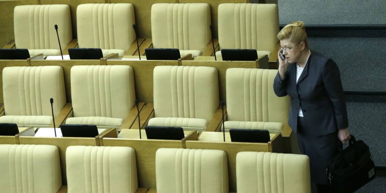 Председатель комитета ГД РФ по вопросам семьи, женщин и детей Елена Мизулина перед началом пленарного заседания Государственной думы РФ.