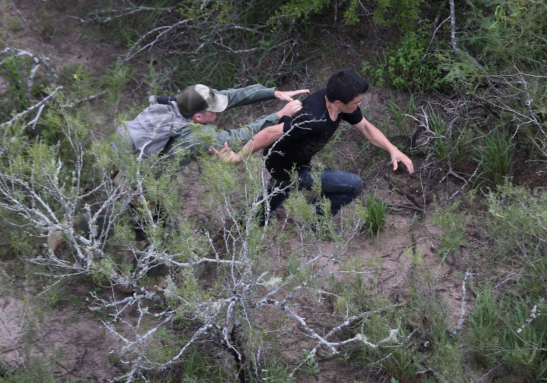 Задержание нелегального иммигранта на границе США и Мексики.
