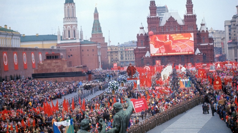 Шествие трудящихся 1 мая 1985 года. Москва. Красная площадь