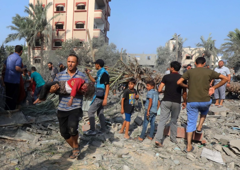 Жители Газы, пострадавшие от удара по их городу