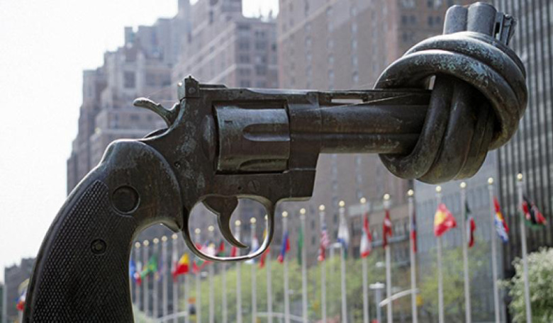 «Ненасилие» («Револьвер, завязанный узлом») — скульптура Карла Фредрика Рёйтерсверда перед зданием штаб-квартиры ООН в Нью-Йорке