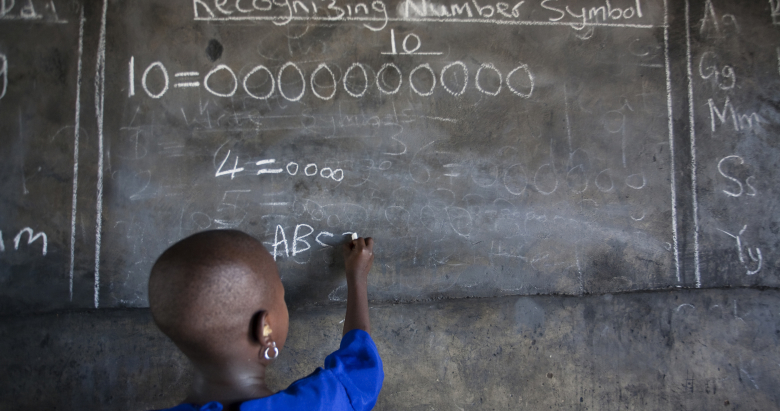Ученик решает пример в школе в Нигерии.