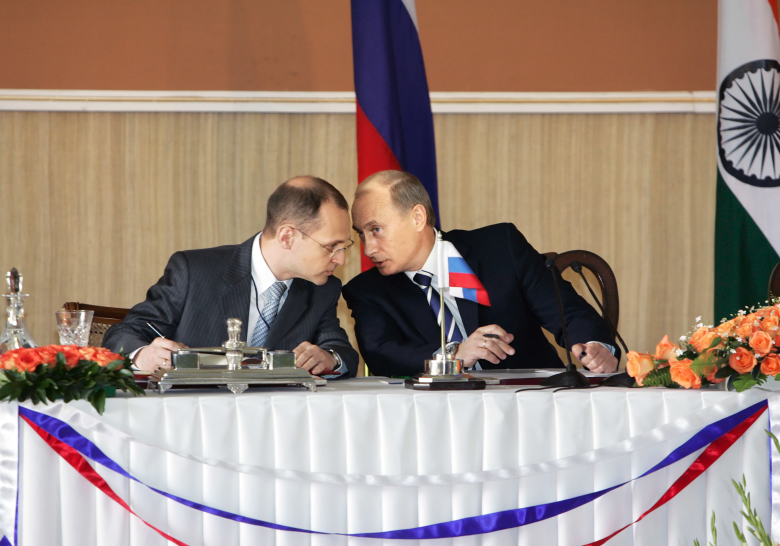 Сергей Кириенко и Владимир Путин во время подписания совместных российско-индийских документов. 2007 год