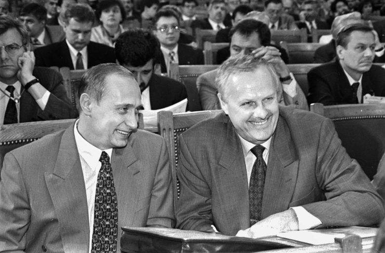 Губернатор Санкт-Петербурга Анатолий Собчак и Владимир Путин, 1993 год. Фото: Михаил Разуваев / Коммерсантъ