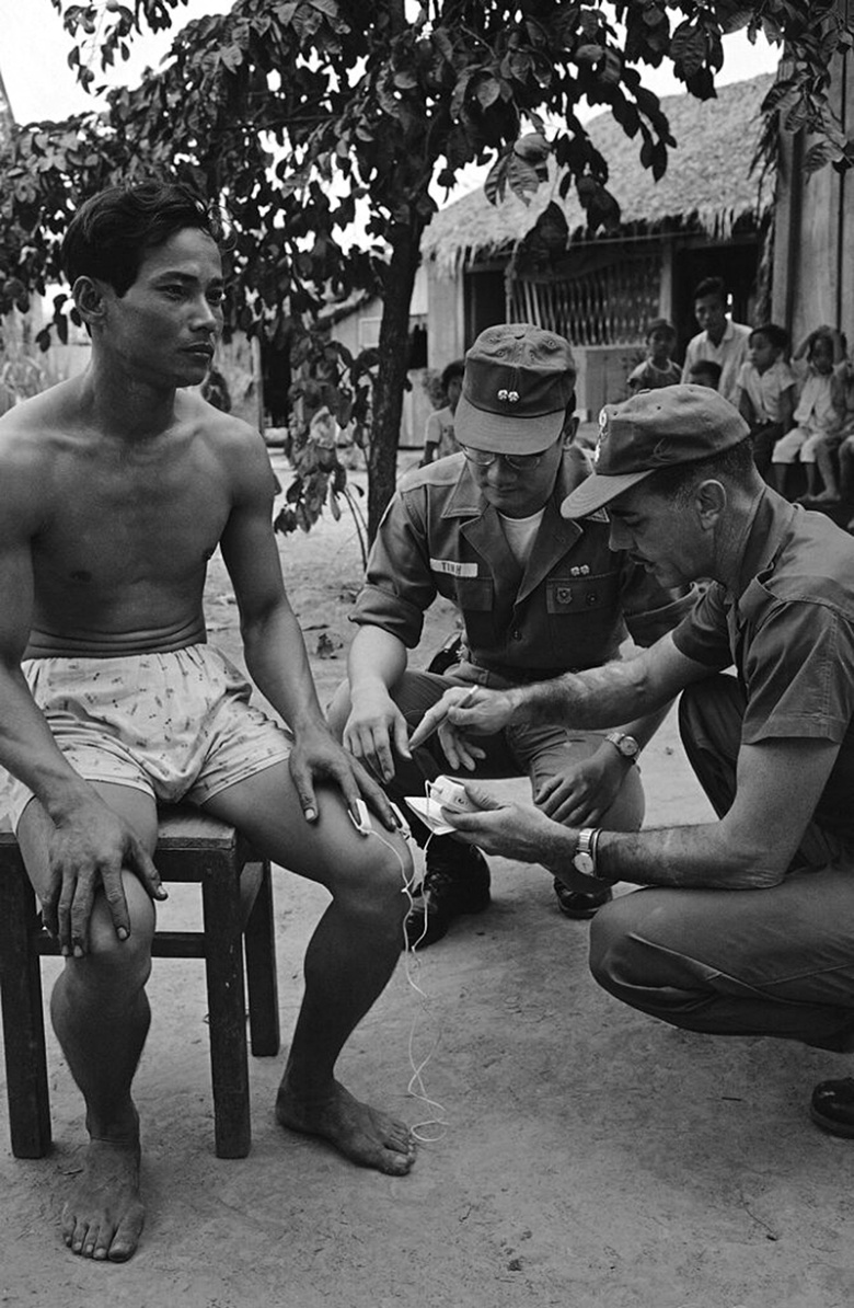 Допрос пленного партизана с помощью переносного полиграфа («детектора лжи»). Вьетнам, 1964