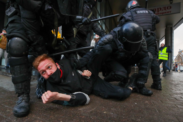 Санкт-Петербург. Сотрудники полиции задерживают участника несогласованной акции в поддержку Алексея Навального. Фото:  Петр Ковалев / ТАСС
