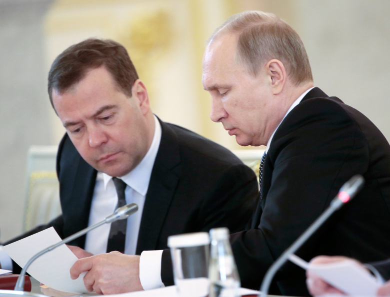 Премьер-министр РФ Дмитрий Медведев и президент России Владимир Путин.