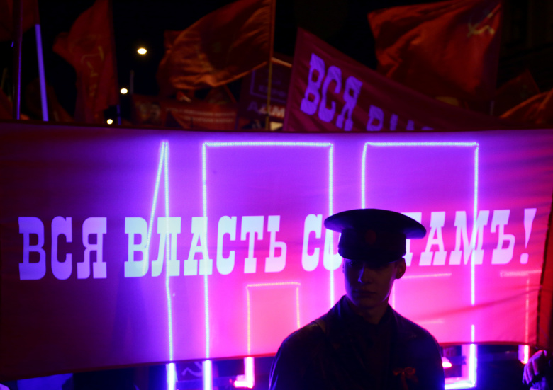 Годовщина революции 1917 года в Санкт-Петербурге. Фото: Anton Vaganov / Reuters