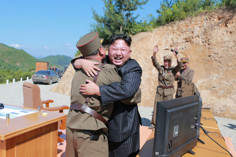 Ким Чен Ын с учеными после тест-запуска межконтинентальной баллистической ракеты Хвасонг-14. Фото: KCNA KCNA / Reuters