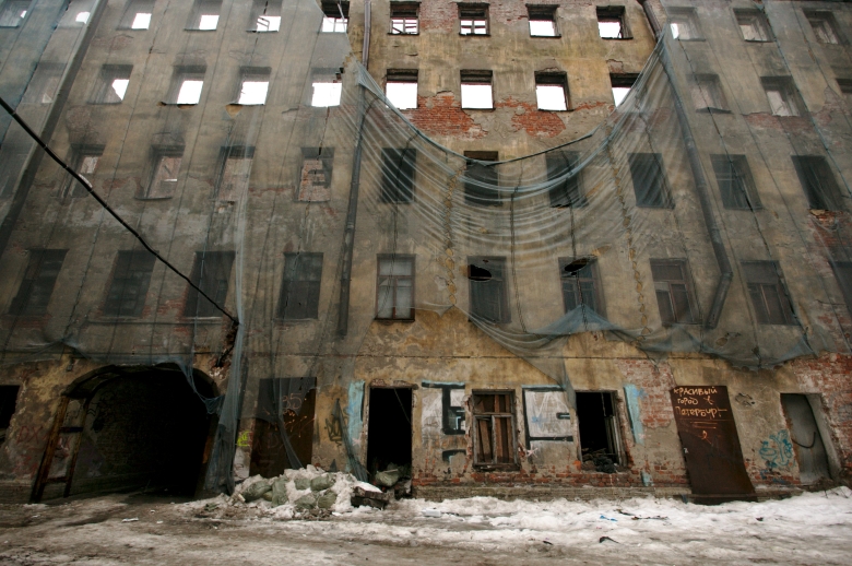 Заброшенное здание на одной из улиц Санкт-Петербурга.