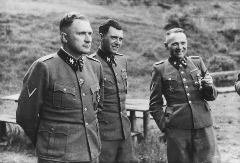 Людоеды на отдыхе: Йозеф Менгеле (в центре), последний комендант Освенцима Рихард Баер (слева) и его предшественник Рудольф Хёсс (справа). Санаторий СС "Золахютте", 30 км от Освенцима, 1944 год.