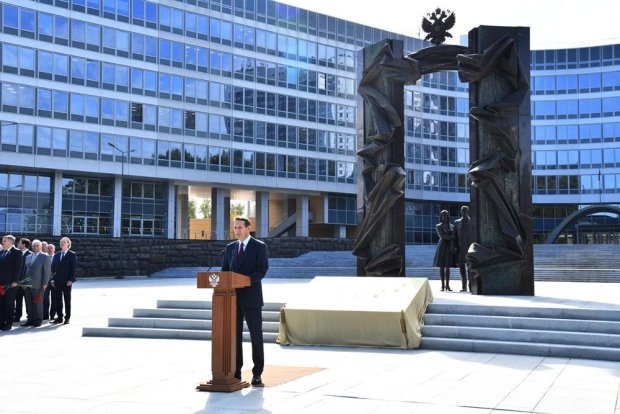 Директор СВР Сергей Нарышкин во дворе главного здания Службы внешней разведки