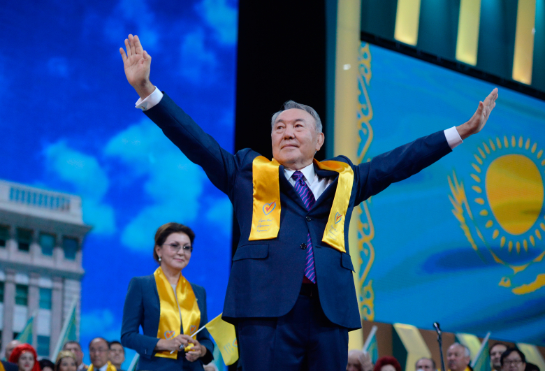 Нурсултан Назарбаев на праздничном концерте в Астане в честь его победы на президентских выборах.