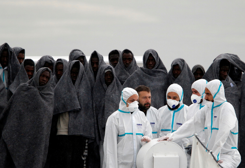 Беженцы перед высадкой на берег в Италии. Фото: Antonio Parrinello / Reuters
