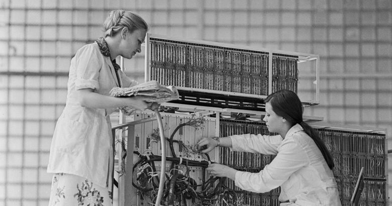 Монтаж электронно-вычислительной машины «Наири-3», 1976 год. Фото: Олег Литвин, Альберт Тавакалов / ТАСС