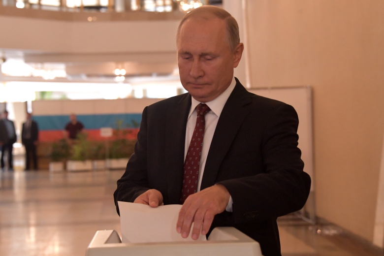 Владимир Путин голосует на выборах (фото 2019 года)