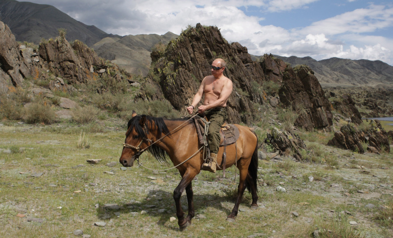 Знаменитая серия фотографий Владимира Путина на лошади без рубашки
