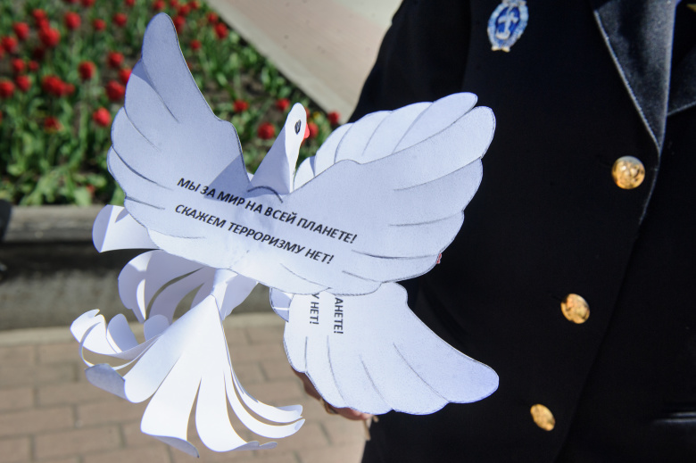 В День защиты детей сотрудники Центра противодействия экстремизму раздают бумажных голубей. Екатеринбург. Фото: Вова Жабриков / URA.RU / ТАСС