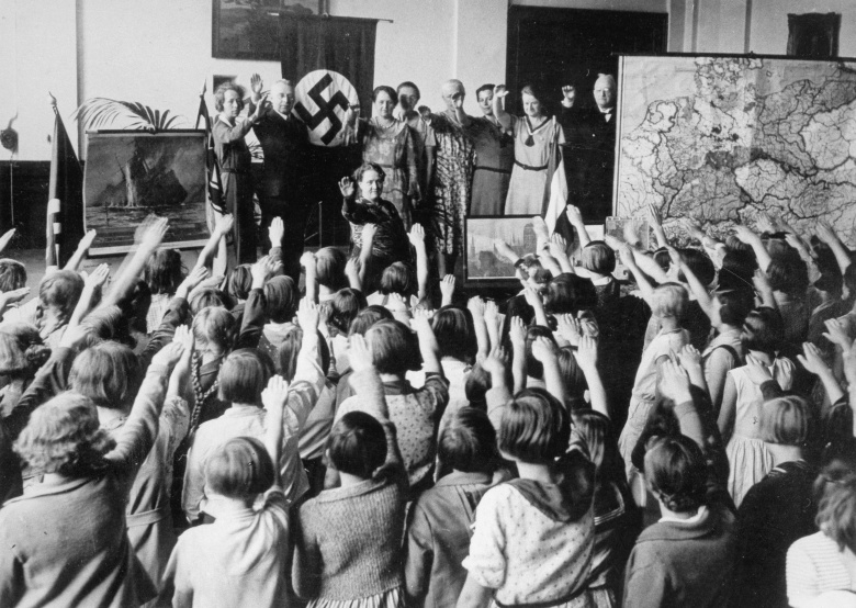Нацистское приветствие в школе