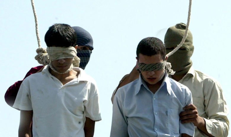 Махмуд Асгари и Аяз Мархони готовятся к смертной казни через повешение, Мешхед, Иран, 2005 год. Фото: EPA