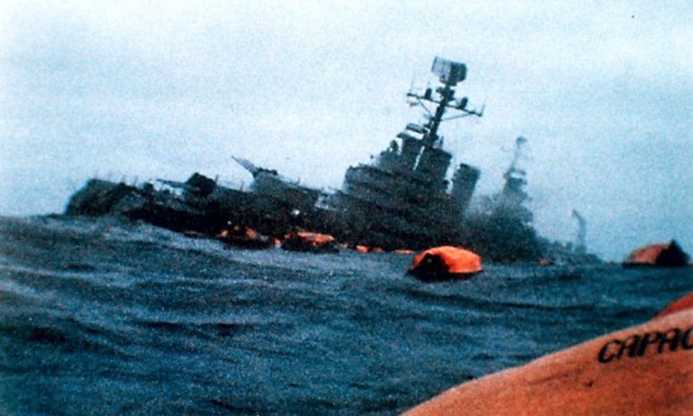 Гибель торпедированного англичанами аргентинского крейсера «Генерал Бельграно», 2 мая 1982 года. «Бельграно» ровно 40 лет оставался последним кораблём своего класса, уничтоженным в боевых действиях — вплоть до российского вторжения в Украину и потопления крейсера «Москва»