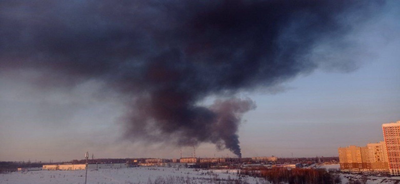 Пожар на нефтеперерабатывающем заводе в Рязани после атаки беспилотников