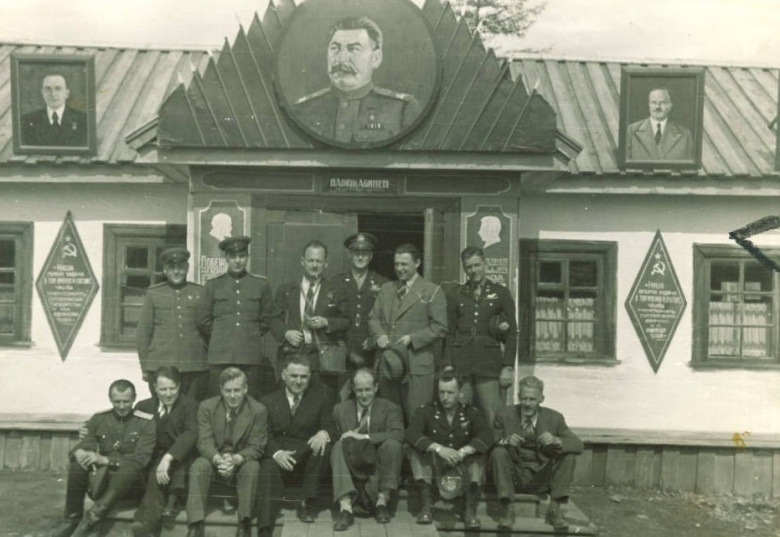 Генри Уоллес (сидит третьим слева) и члены его делегации позируют фотографу вместе с чекистами. Сеймчан, 26 мая 1944 года