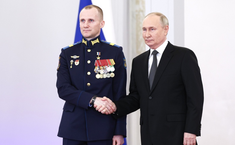 Владимир Путин во время вручения наград участникам войны в Украине