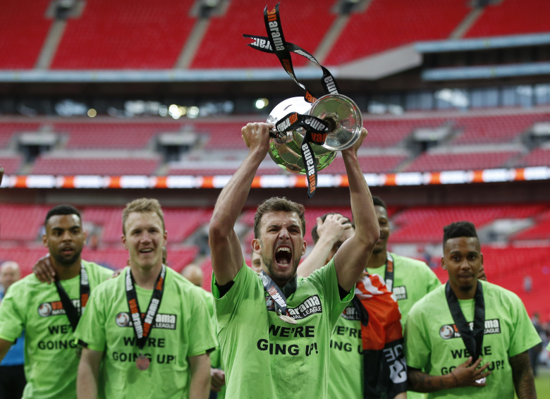 Английский клуб Forest Green Rovers празднует победу на стадионе «Уэмбли», 2017. Фото: Reuters Staff / Reuters