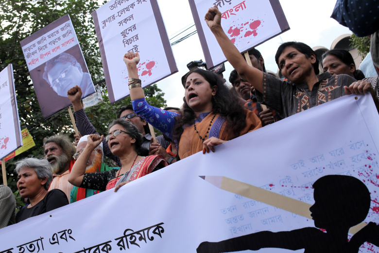 Бангладешские протестующие выкрикивают лозунги против убийства Фейсала Арефина Дипана, издателя нерелигиозной литературы. Фото: NurPhoto / Getty Images