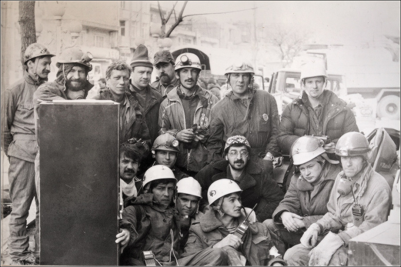 Российские спасатели - добровольцы в турецком городе Эрзинджан, март 1992 г.