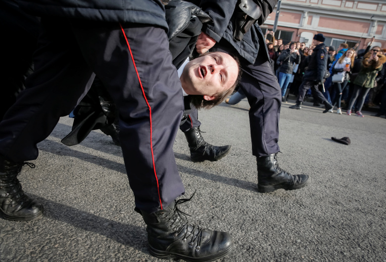 Задержание участника митинга против коррупции в Москве. Фото: Maxim Shemetov / Reuters