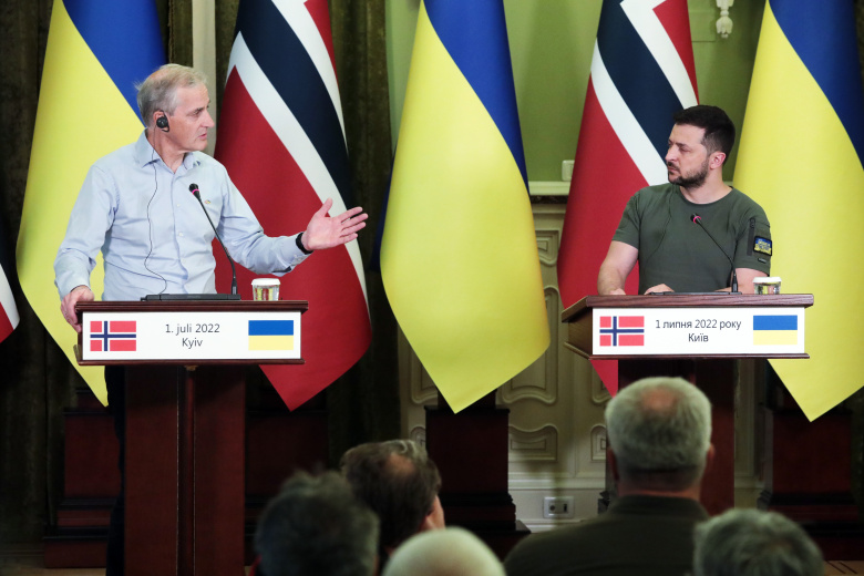 Премьер-министр Норвегии Йонас Гар Стёре и президент Украины Владимир Зеленский на совместной пресс-конференции в Киеве 1 июля 2022 года