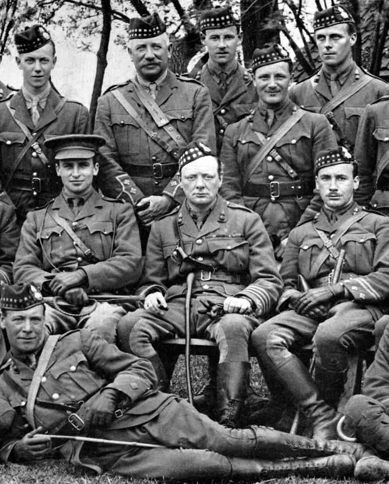 Подполковник Черчилль с офицерами своего батальона. Май 1916 г.