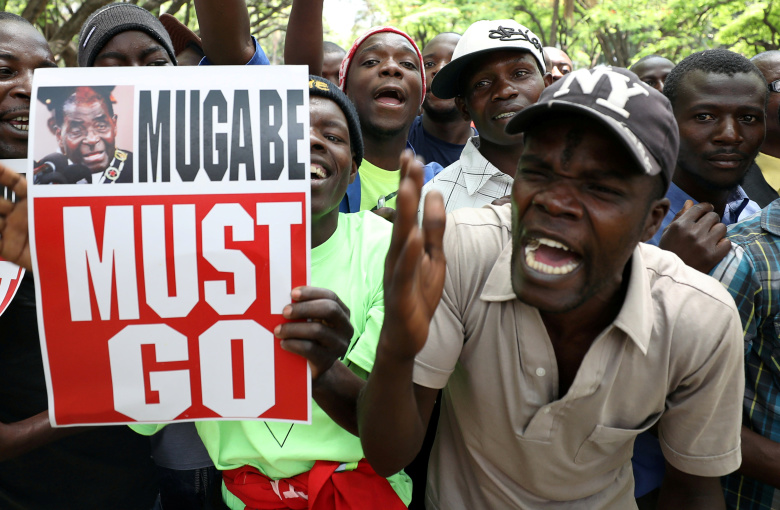 Сторонники ухода Роберта Мугабе в отставку на площади в Хараре. Фото: Mike Hutchings / Reuters