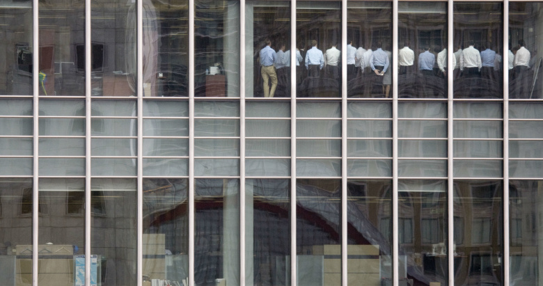 2008 год. Работники Lehman Brothers выслушивают новость о закрытии банка, существовавшего с 1850 года. Фото: Kevin Coombs / Reuters