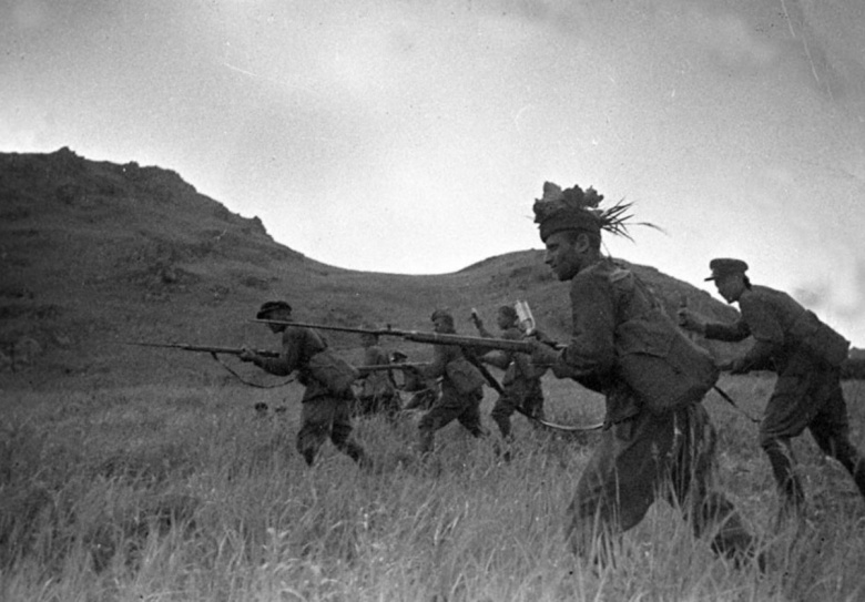Красноармейцы атакуют занятые японцами высоты возле озера, август 1938 года