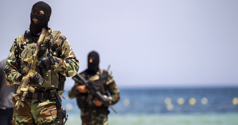 Тунисский спецназ патрулирует пляж, где был совершен теракт 26 июня, 2015.