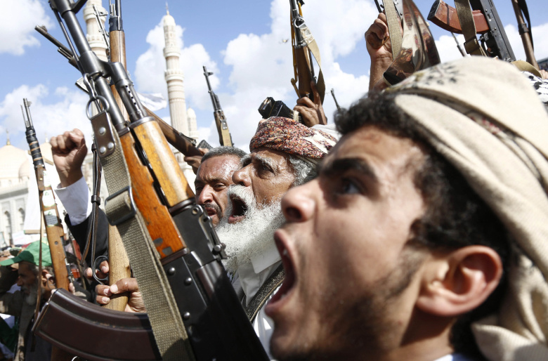 Сотни людей собрались на площади Сабин в Сане, Йемен, в знак протеста против израильских атак на Йемен и сектор Газа, 19 сентября 2025 года