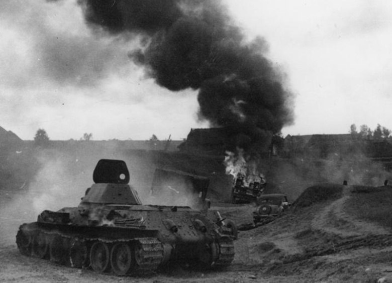 Подбитый танк Т-34 и горящая советская военная техника. Минская область, лето 1941