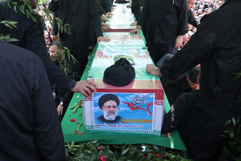 Гробы покойного президента Ибрагима Раиси и его спутников, погибших в результате крушения вертолета. Тегеран, Иран, 22 мая 2024 года