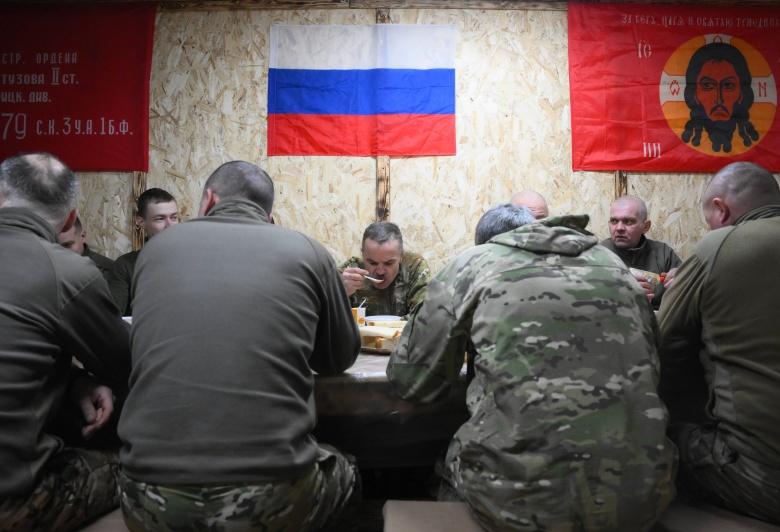 Российские военнослужащие за обедом на оккупированной территории Украины, 26 февраля 2025 года.