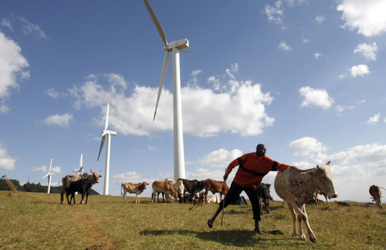 Пастух у ветряной турбины KenGen в пригороде Найроби, Кения.