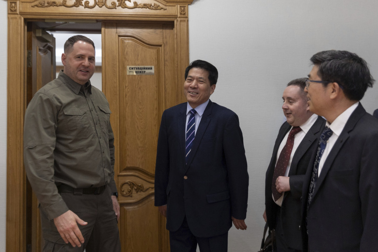 Глава администрации президента Украины Андрей Ермак и специальный представитель правительства Китая по делам Евразии Ли Хуэй. Киев, 7 марта 2024 года
