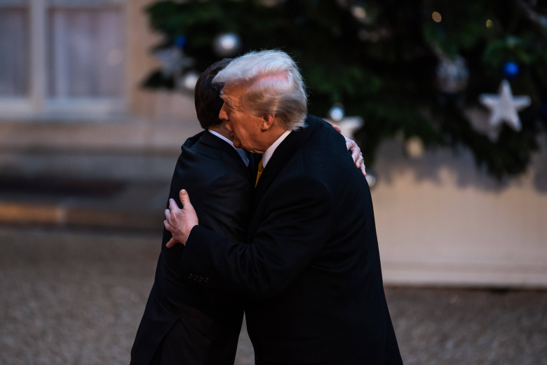 Париж, 7 декабря 2024 года. Избранный президент США Дональд Трамп обнимает президента Франции Эмманюэля Макрона