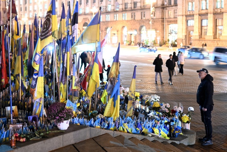 Мужчина отдает дань памяти павшим украинским и иностранным бойцам на Майдане Незалежности в Киеве 27 ноября 2025 года