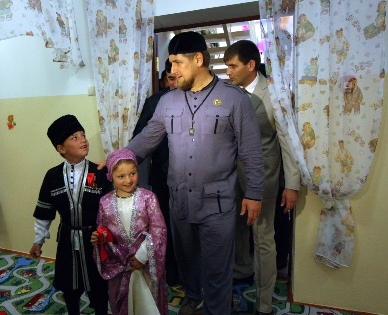 Рамзан Кадыров с детьми на церемонии открытия детского сада