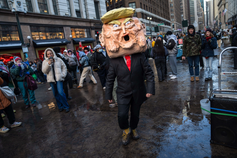 Человек в костюме Дональда Трампа во время протеста на Геральд-сквер после шествия из Вашингтон-сквер-парка в День инаугурации президента США, Нью-Йорк, США: 20 января 2025 года. Фото: Lucas Boland / ZUMA Press Wire / ZUMA Wire / Scanpix